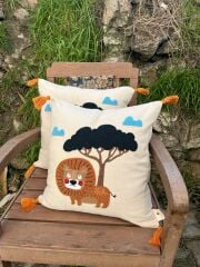 tinytrek El İşçiliği Aslan Desen Punch Çocuk Kırlenti – Buldan Dokuması (43x43 cm)